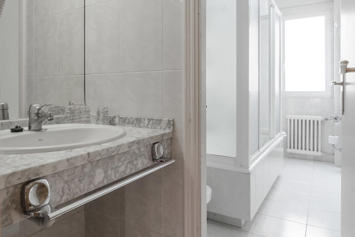 Dreibettzimmer | Badezimmer | Kostenlose Toilettenartikel, Haartrockner, Handtücher, Seife