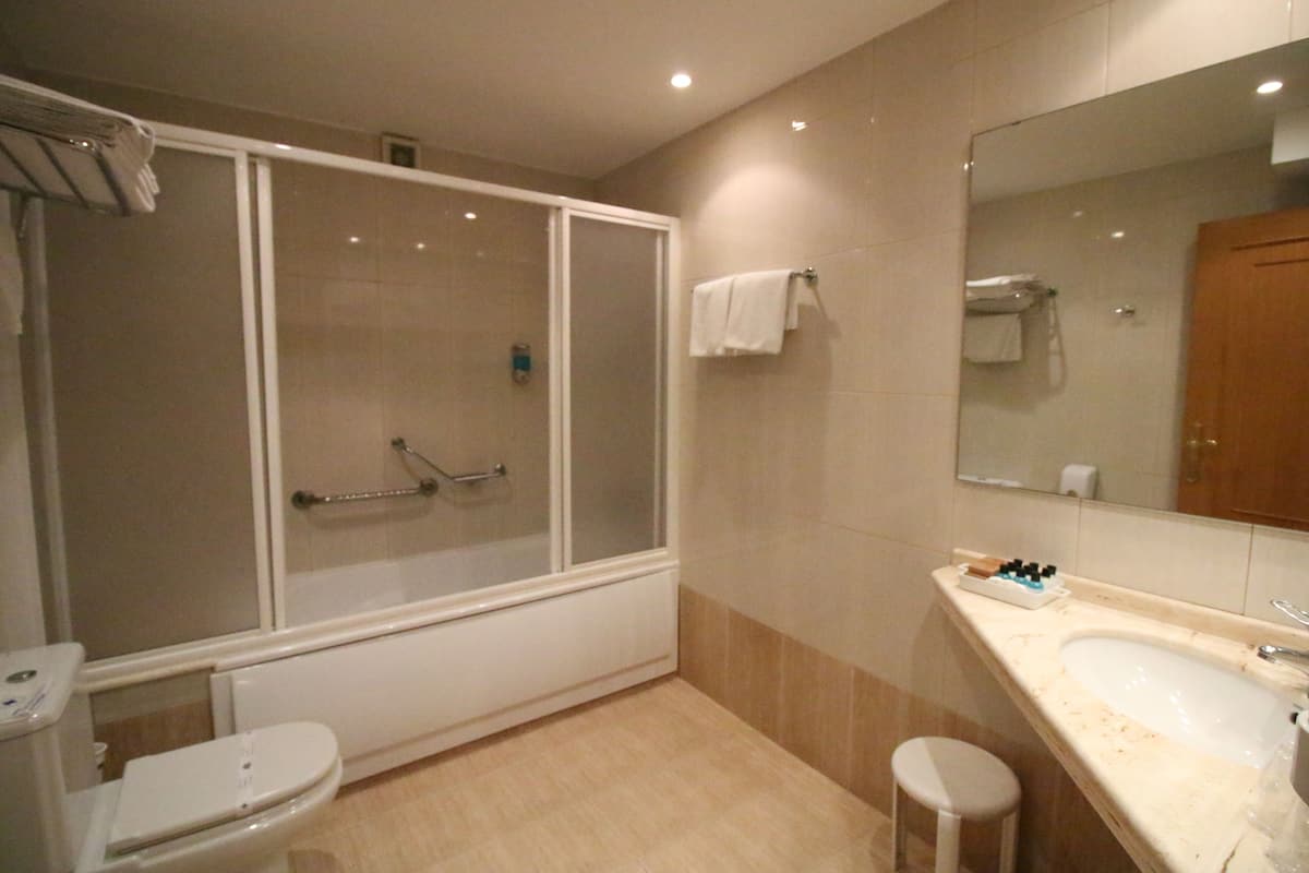 Suite, 1 Queen-Bett | Badezimmer | Kostenlose Toilettenartikel, Haartrockner, Handtücher, Seife