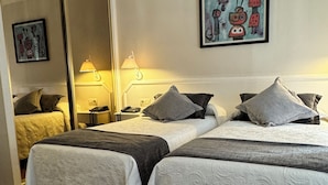 A hotel room with two beds, a large mirror, a painting on the wall, and a carpeted floor. - Nest Style Santiago (Santiago de Compostela)