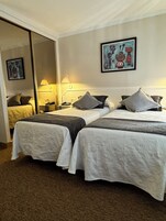 Roupas de cama premium, escrivaninha, Wi-Fi de cortesia, roupa de cama