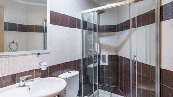 Chambre Standard | Douche de la salle de bain