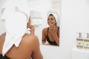 Deluxe Studio | Badrumsbekvämligheter | Dusch, gratis toalettartiklar, hårtork och handdukar