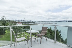 Dining - VR Takapuna (Auckland)