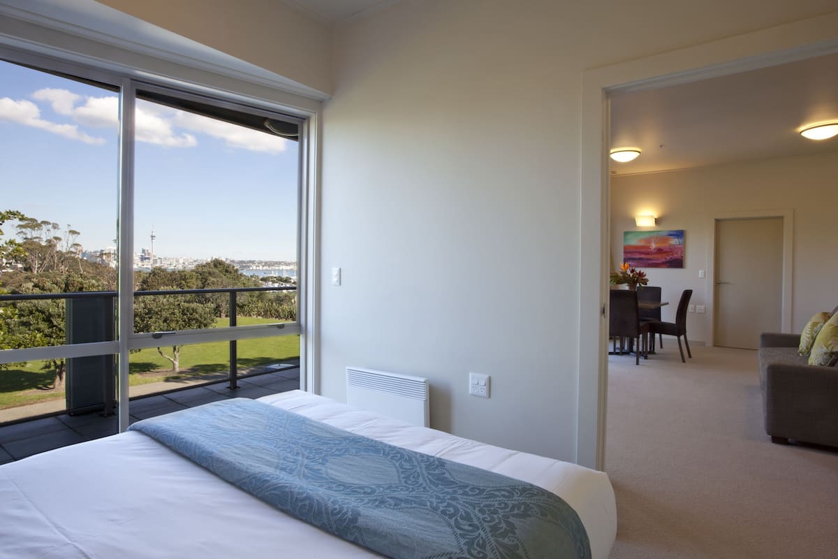 Suite Premier, 2 camere da letto, vista porto (Complimentary City Ferry) | Biancheria da letto di alta qualità, copriletto in piuma, minibar