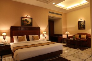 Premium bedding, in-room safe, individually decorated - Florence Inn (New Delhi)