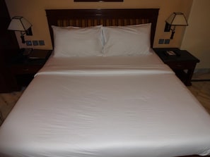 Premium bedding, in-room safe, individually decorated - Florence Inn (New Delhi)
