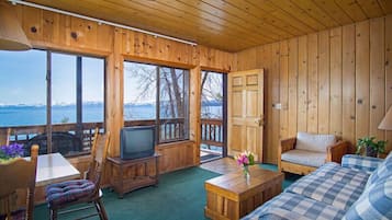 Suite, Lakeside | Living area | TV