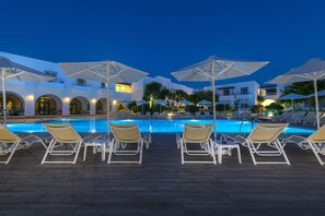 Seasonal outdoor pool, pool umbrellas, sun loungers - Alexandra Beach Hotel (Kos)