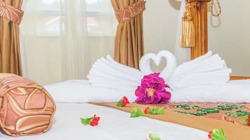 1 soveværelse, pengeskab på værelset, skrivebord, lydisolering