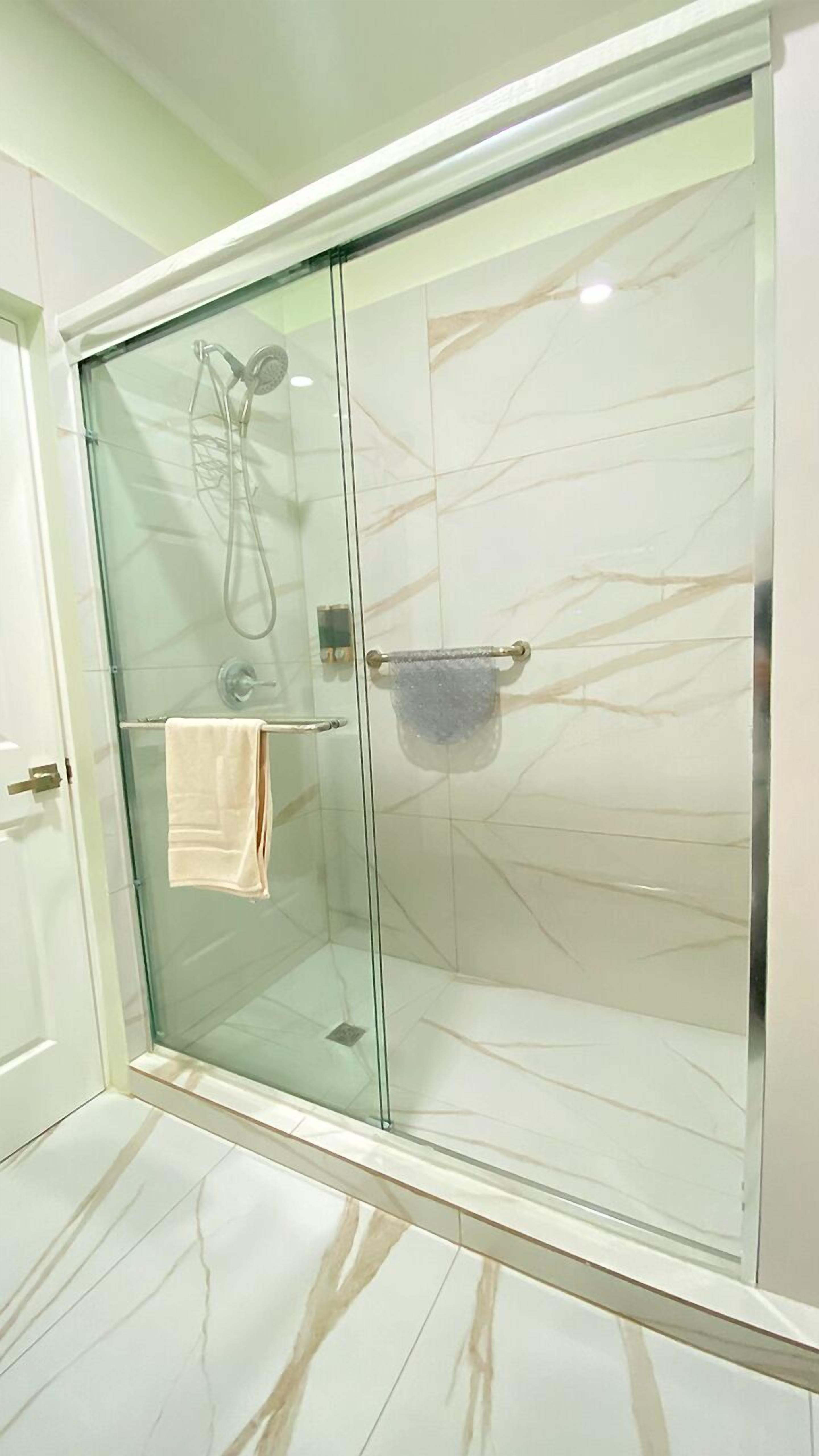 classic deluxe hillside | bathroom | free toiletries, hair dryer, towels