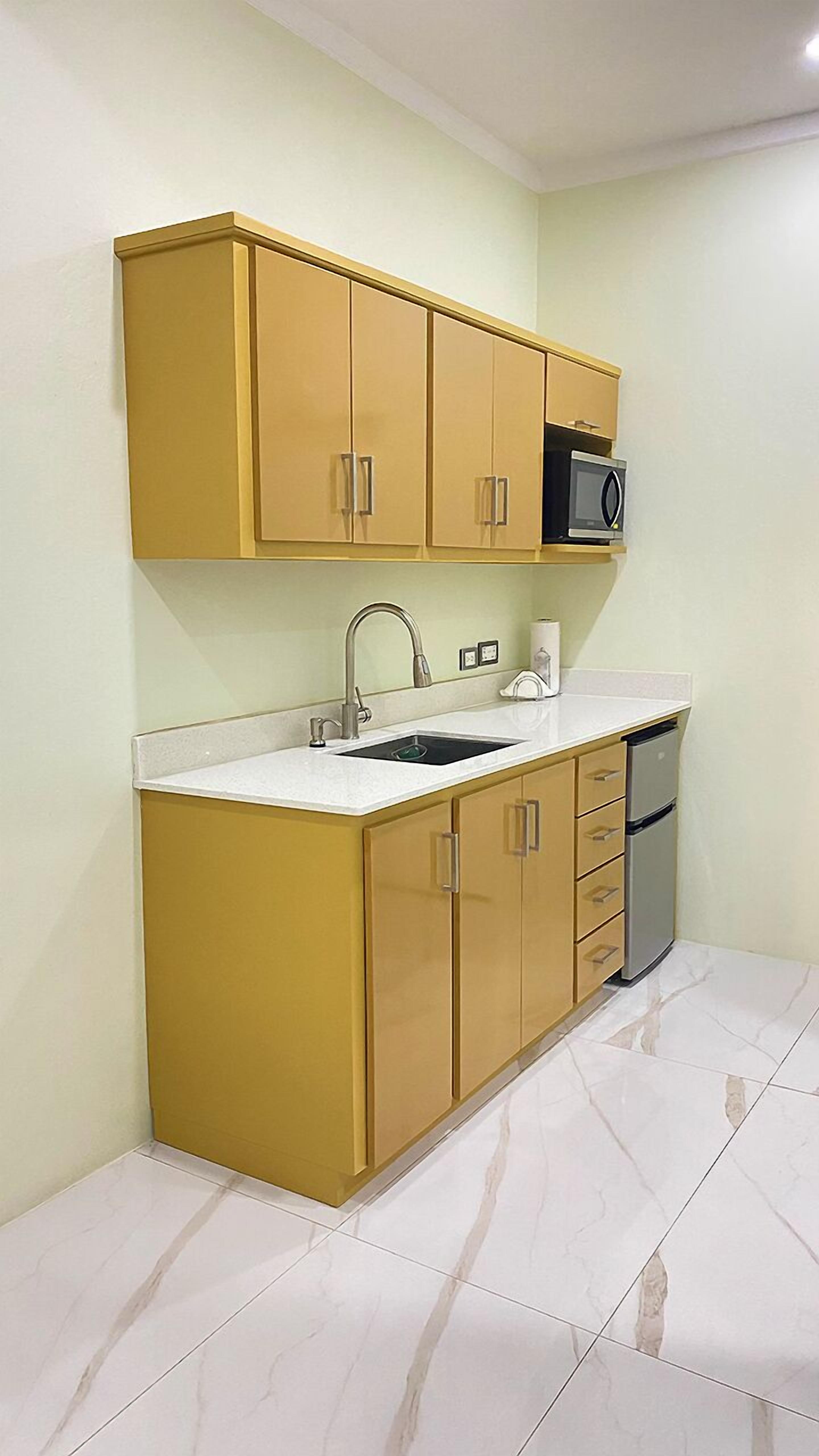 classic deluxe hillside | in-room dining