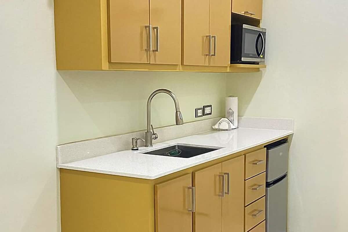 classic deluxe hillside | in-room dining