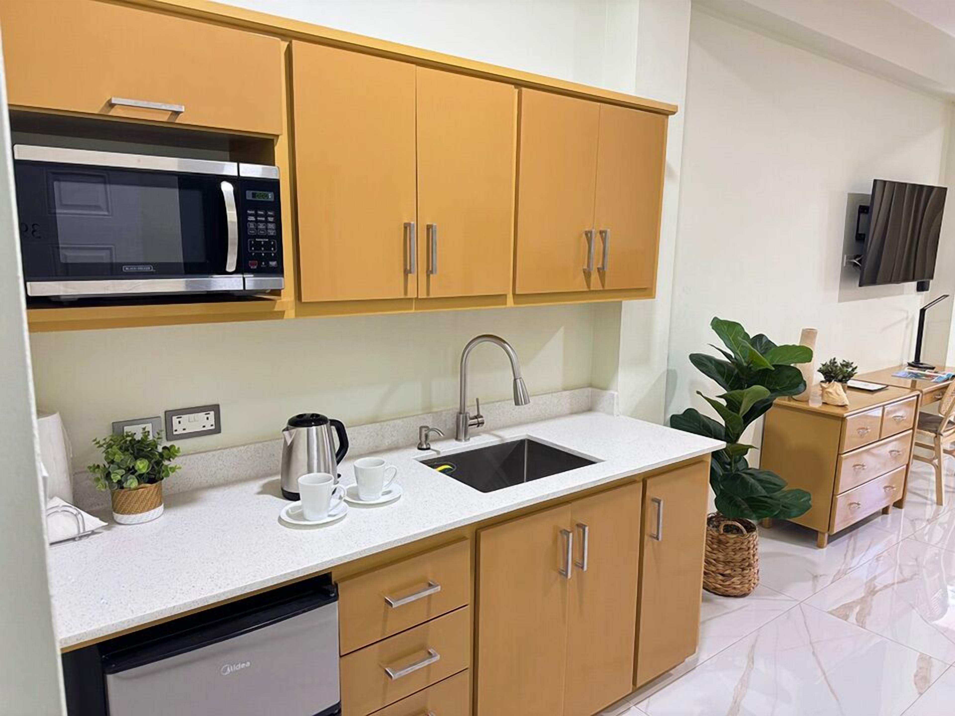 classic deluxe ocean view | 1 bedroom, in-room safe, desk, soundproofing