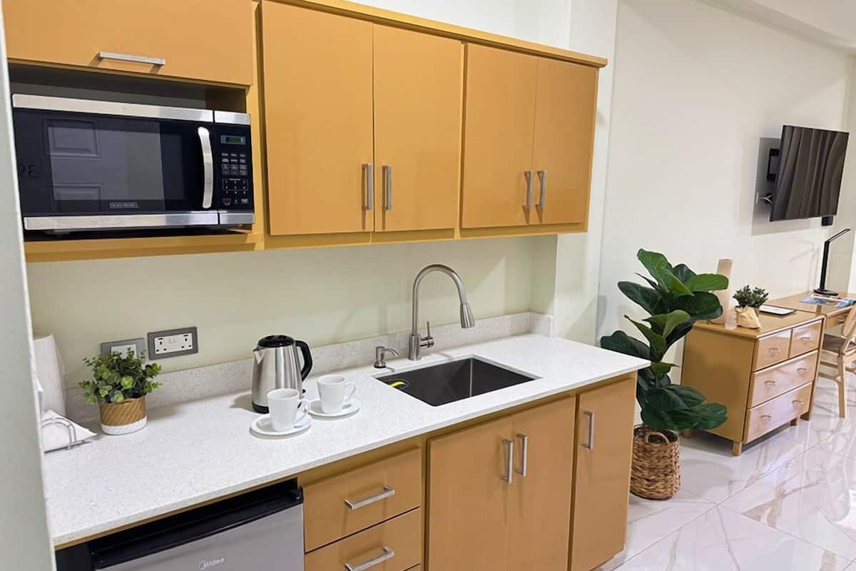 classic deluxe ocean view | 1 bedroom, in-room safe, desk, soundproofing