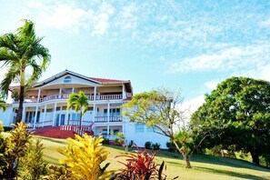 Property grounds - Hotel Alexandrina (Ribishi)