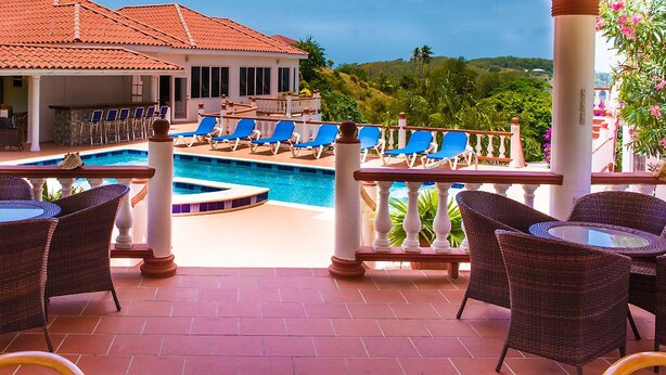 A poolside area with lounge chairs, a bar, and a view of the pool. - Hotel Alexandrina (Ribishi)
