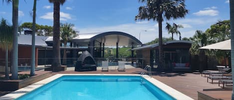 Piscina all'aperto, lettini