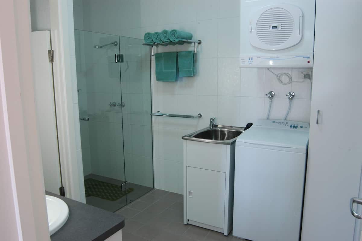 Gratis toiletartikelen, een haardroger, handdoeken