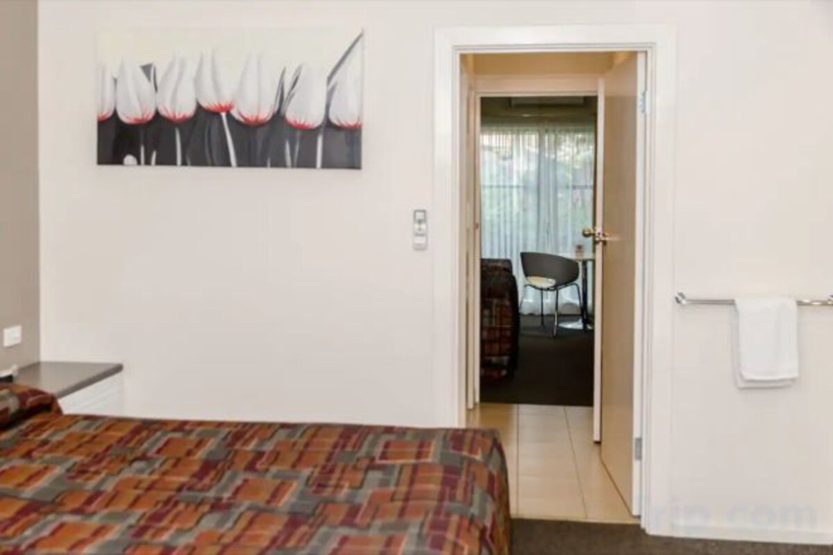 Premium bedding, pillowtop beds, minibar, desk