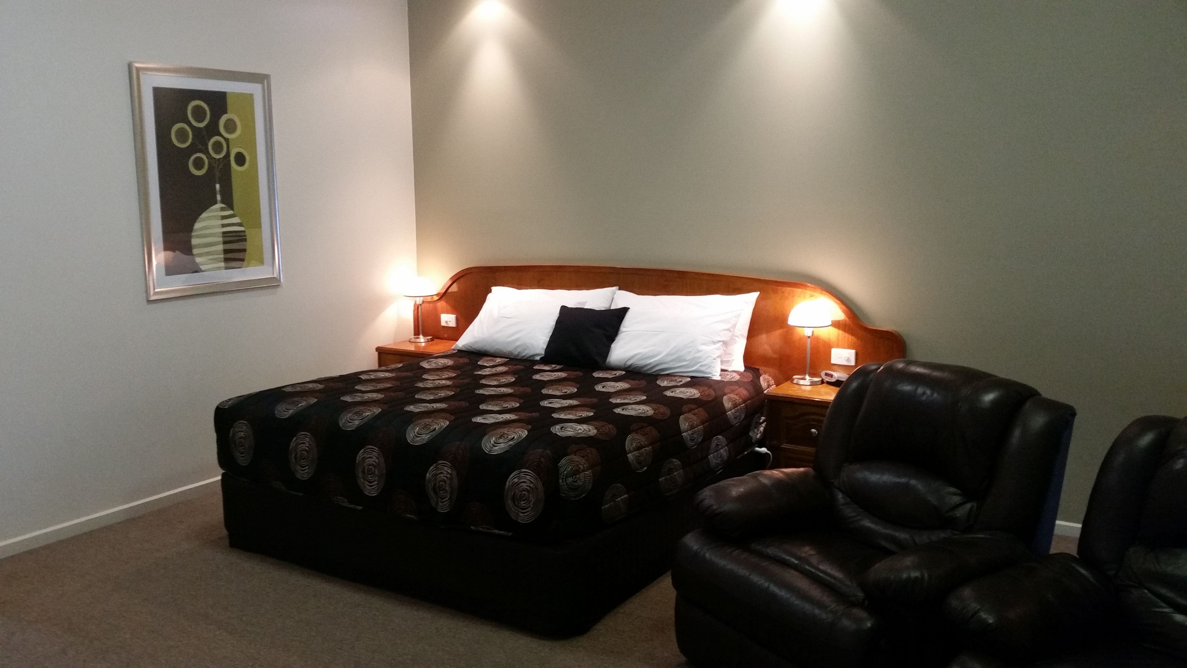 Executive Room | Premium bedding, pillowtop beds, minibar, desk