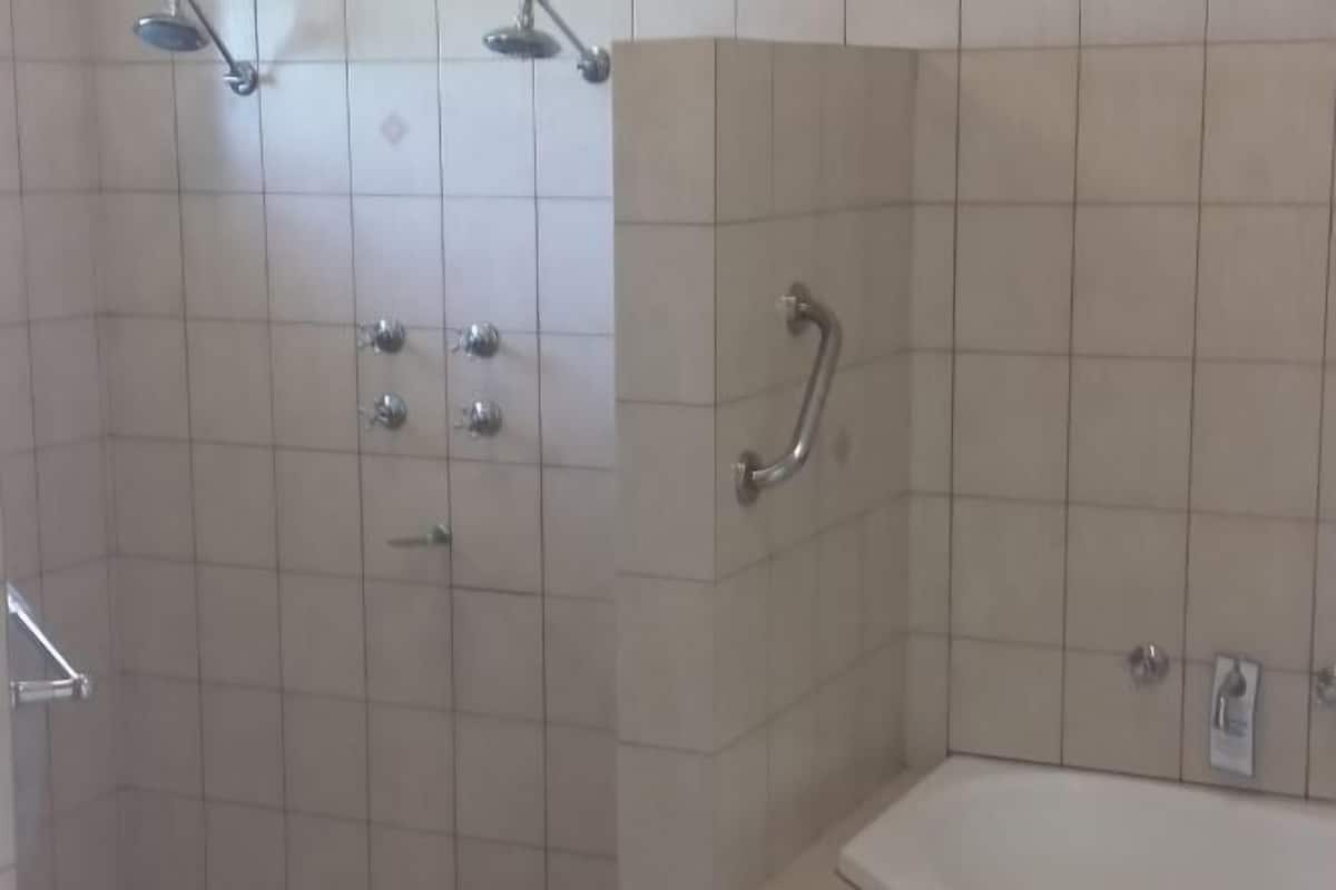 Badkamer | Gratis toiletartikelen, een haardroger, handdoeken