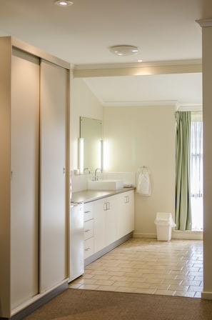 行政客房 | 高档床上用品、加厚床垫、迷你吧、办公桌