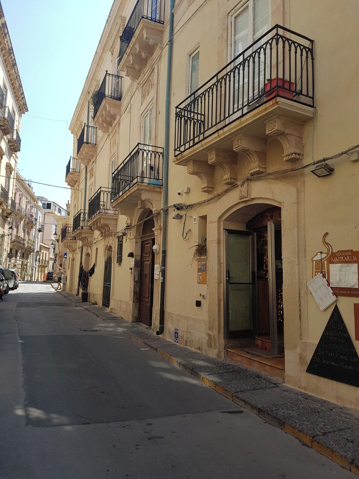 Vista frontal de la propiedad