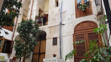 Desayuno con opciones de la cocina local diario (EUR 6 por persona)