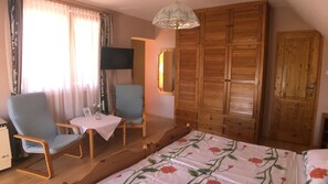 Appartement Confort | Rideaux occultants, fer et planche à repasser, Wi-Fi gratuit