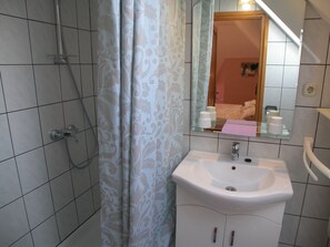 コンフォート アパートメント | バスルーム | シャワー、ヘアドライヤー、タオル、トイレットペーパー