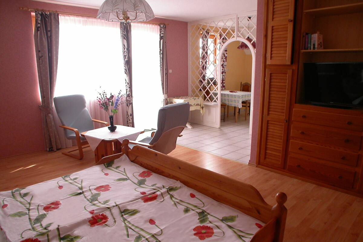 Apartment with Balcony | 遮光窗帘、熨斗/熨板、免费 WiFi、床单