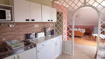 Apartment with Balcony | Dapur pribadi | Lemari es besar, microwave, kompor, dan mesin pembuat kopi/teh