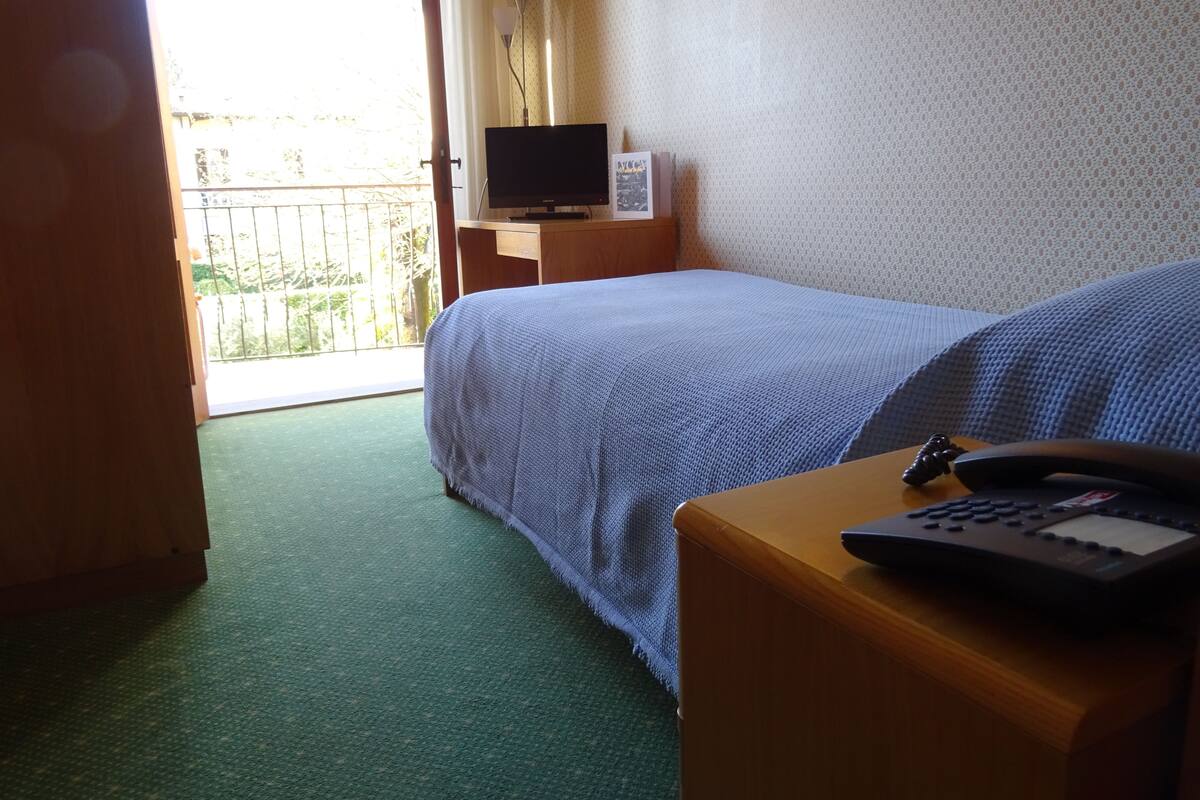 Standard Single Room | Peti besi dalam bilik, meja, katil bayi/kot (surcaj)