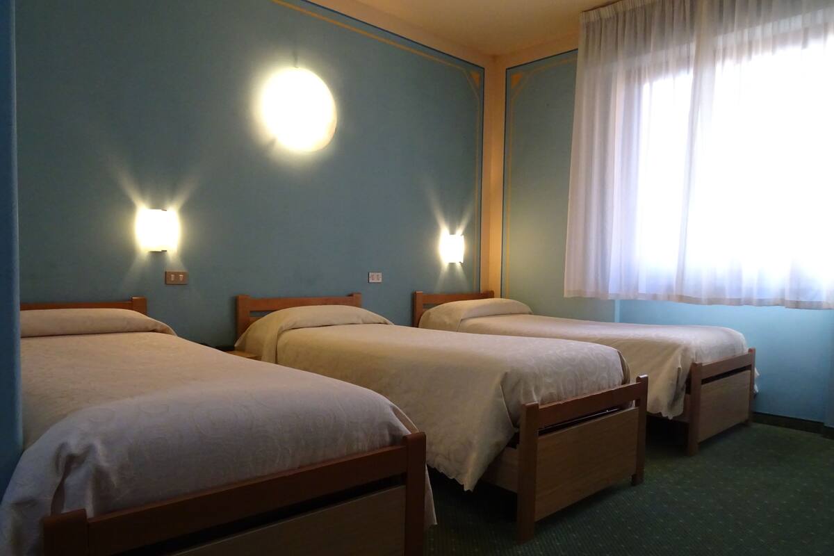 Standard Triple Room | Peti besi dalam bilik, meja, katil bayi/kot (surcaj)