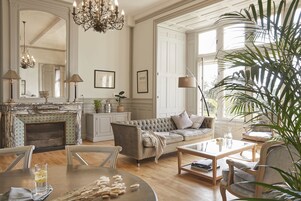 Le Grand Salon | Living area | TV