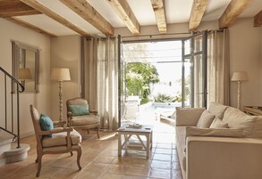 Vila luxo, 2 quartos, piscina particular (La Grange) | Sala de estar | TV