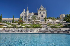 Seasonal outdoor pool, pool umbrellas, sun loungers - Château Les Carrasses (Quarante)