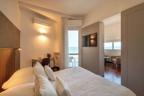 Junior-Studiosuite, Balkon, Meerblick | Blick auf das Wasser