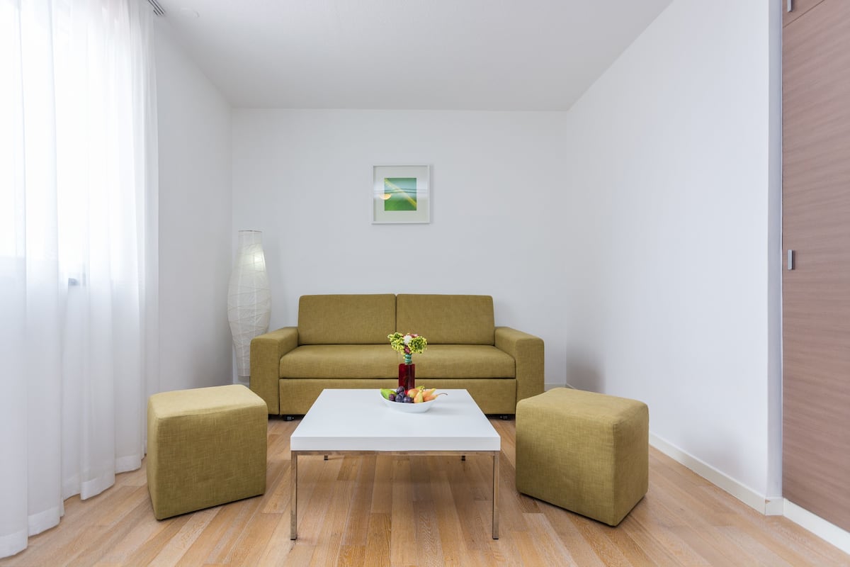 Suite, vistas al mar | Caja fuerte, escritorio, sistema de insonorización