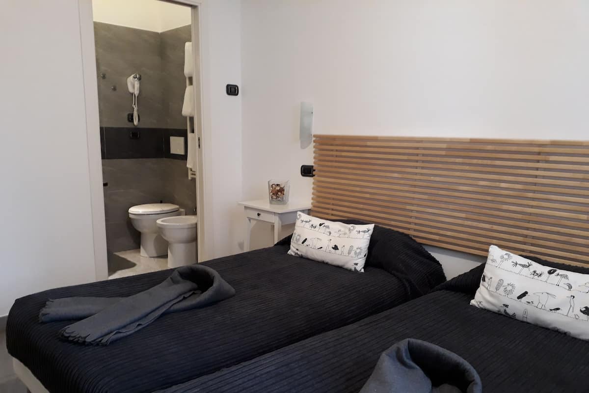 1 bedroom, Egyptian cotton sheets, premium bedding, down duvets