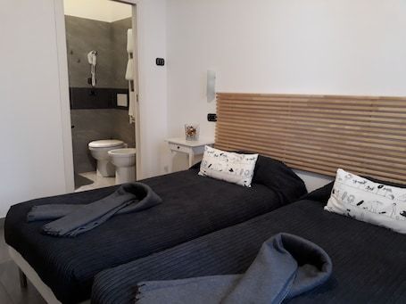 1 bedroom, Egyptian cotton sheets, premium bedding, down comforters