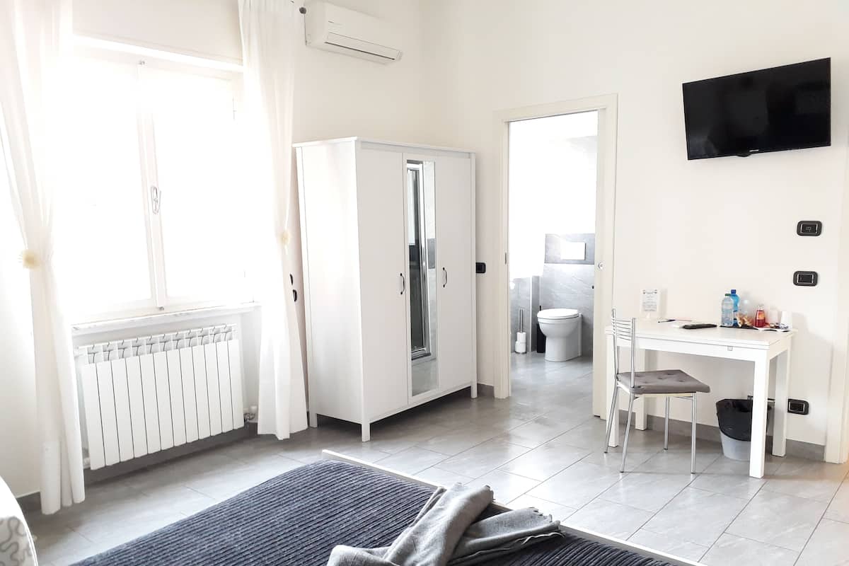 Queen Room with Private Bathroom | 1 bedroom, Egyptian cotton sheets, premium bedding, down comforters