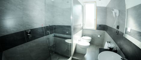 Queen Room with Private Bathroom | Salle de bain | Douche, douche à « effet pluie », articles de toilette écologiques