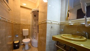 A bathroom with a toilet, bidet, and a sink. - Coral Eforie Nord (Eforie)