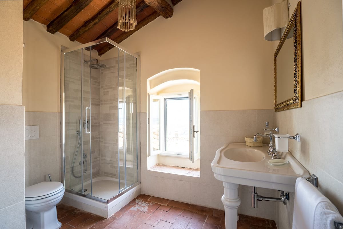 superior double room, annex building | bathroom | rainfall showerhead, free toiletries, hair dryer, towels