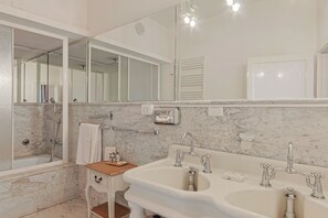 Estudi en suite júnior, terrassa | Bany | Articles de tocador gratuïts, assecador de cabells, bidet i tovalloles 