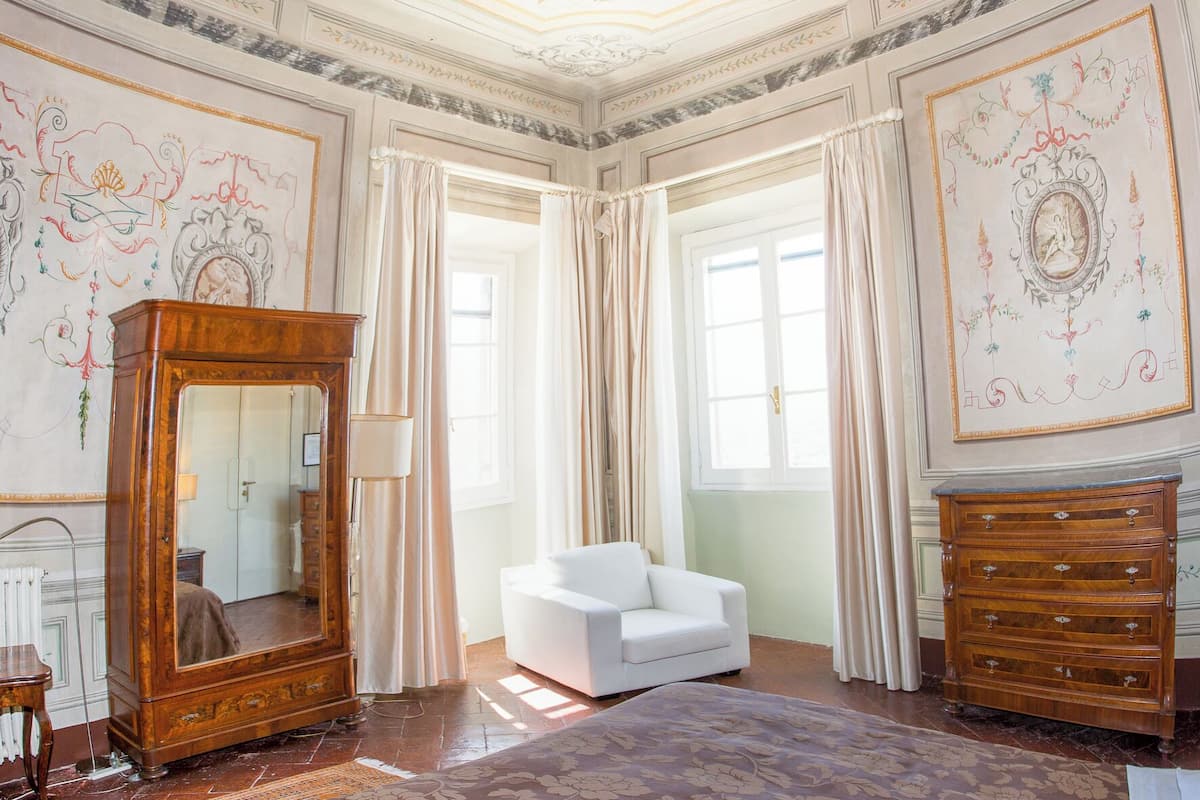 意大利 Frette 床單、特厚豪華床墊、房內夾萬、遮光窗簾/窗簾