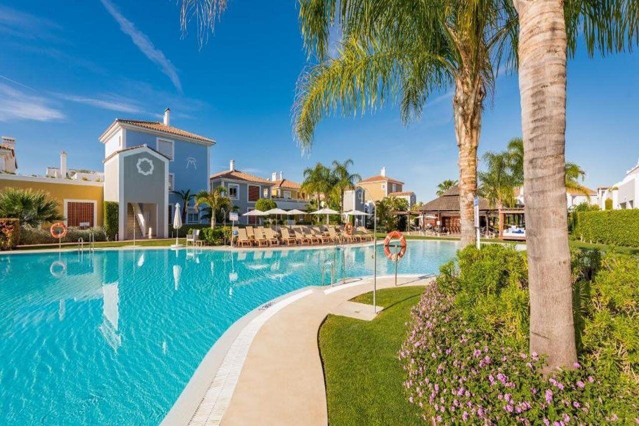 Seasonal outdoor pool, pool umbrellas, sun loungers
