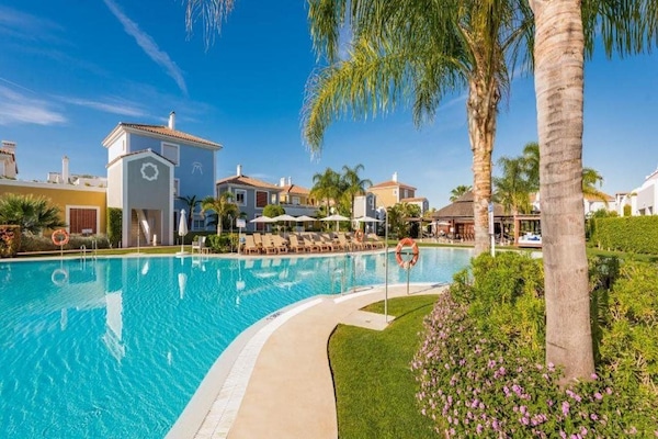 Seasonal outdoor pool, pool umbrellas, sun loungers