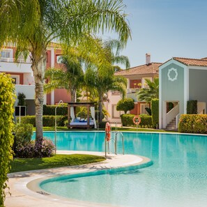 Seasonal outdoor pool, pool umbrellas, sun loungers -  Apartamentos Cortijo del Mar Resort (Estepona)